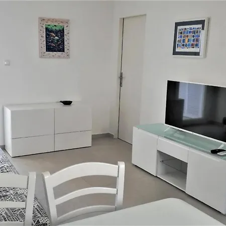 Renovierte In Mit Privatem Balkon Appartement Petrčane